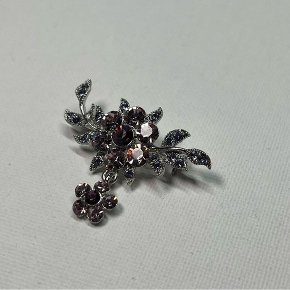 VINTAGE Silver Tone Dark Rhinestone Floral Brooch w/ Floral Drop Dangle - Picture 3 of 7